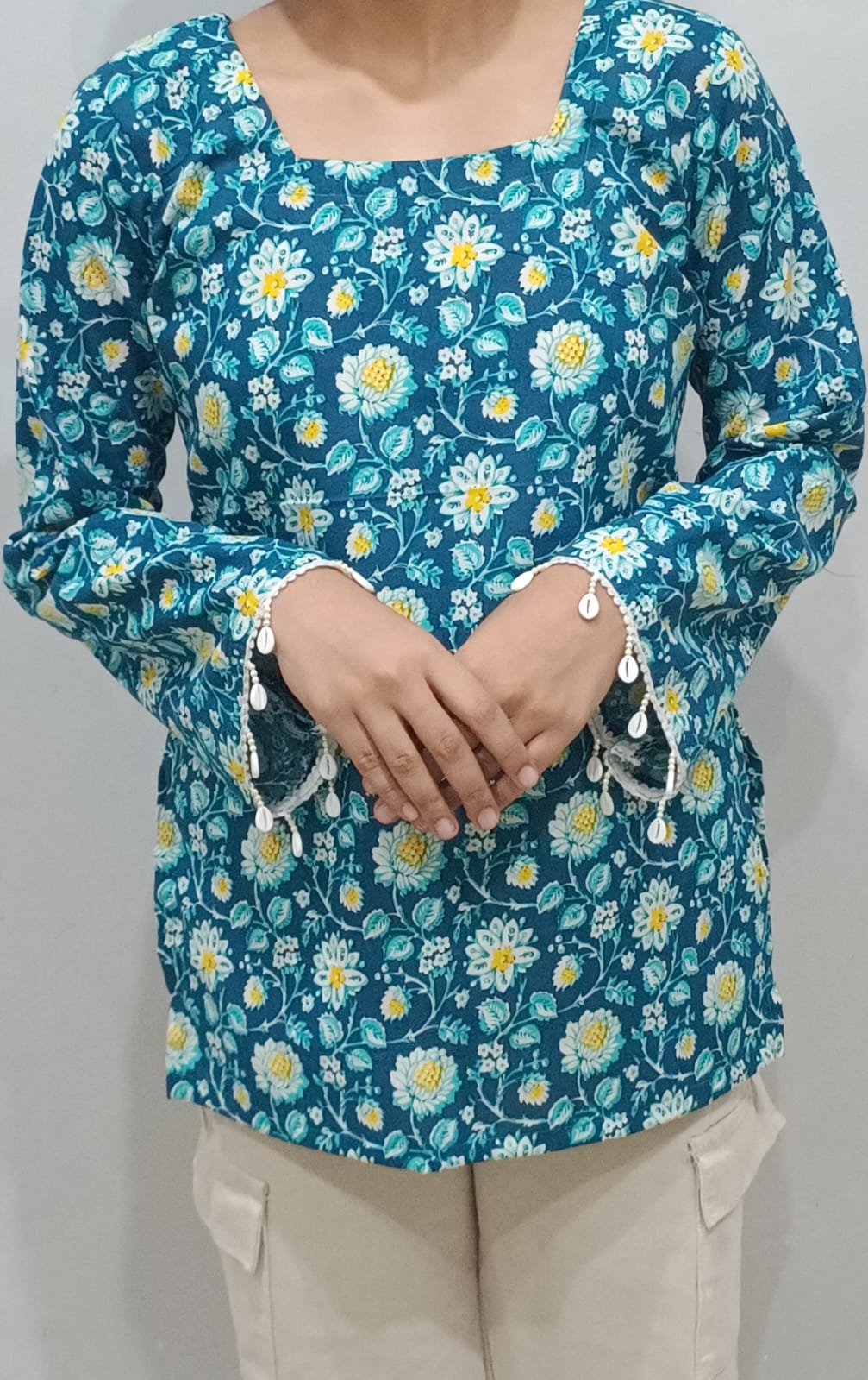 short kurti with shell trim finish sleeves