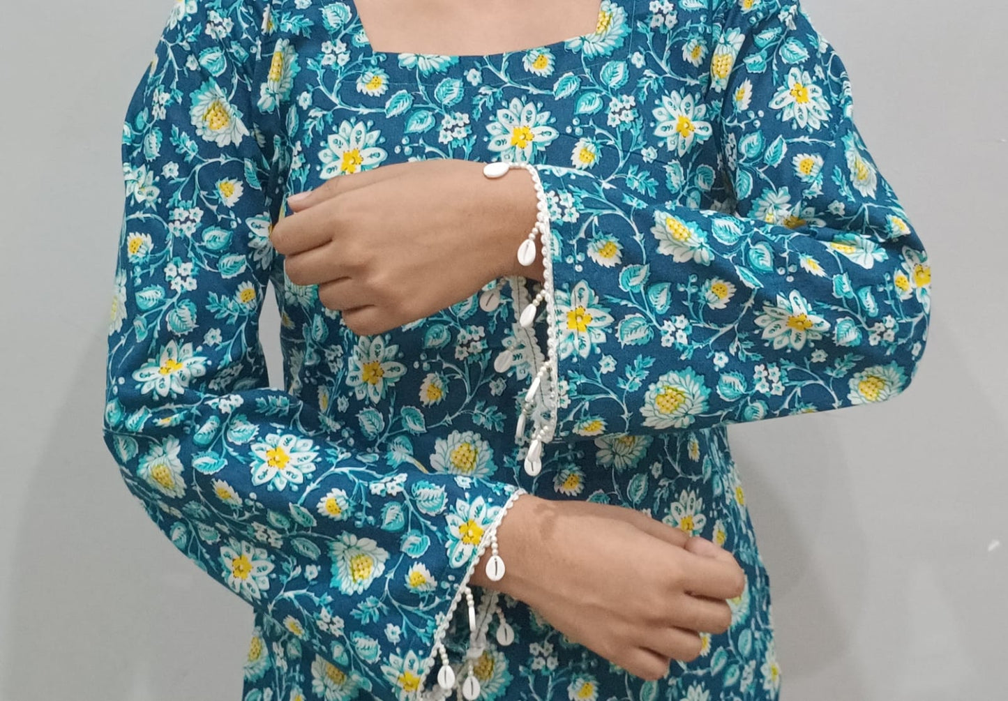 short kurti with shell trim finish sleeves